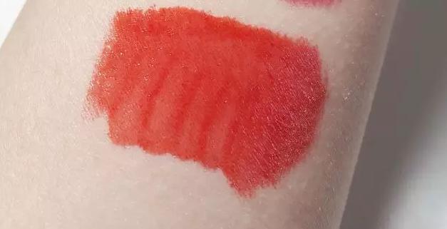 小胖丁唇釉和阿玛尼唇釉,吃火锅不掉色的大牌口红