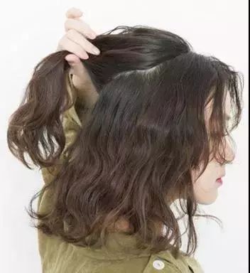 超短烫发刘海怎么扎头发简单好看,40岁的女人烫发后咋扎头发