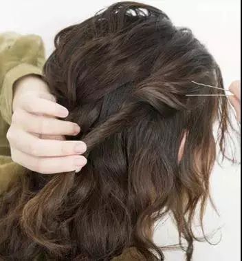 超短烫发刘海怎么扎头发简单好看,40岁的女人烫发后咋扎头发