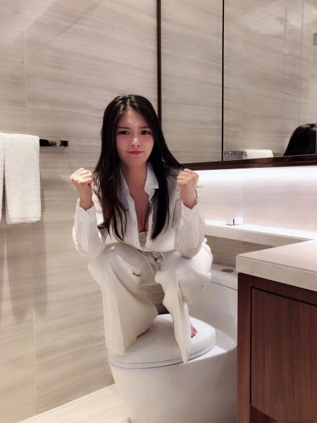 张靓颖蹲火锅桌上唱歌,张靓颖蹲