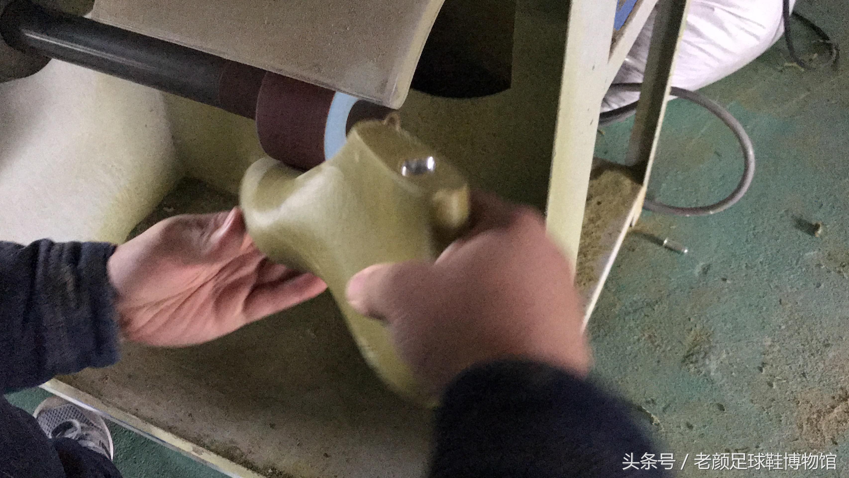 2002年的阿迪达斯鞋银色,阿迪达斯足球鞋哪一代最经典