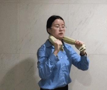 洗澡怎么用毛巾搓背,毛巾热敷脊椎