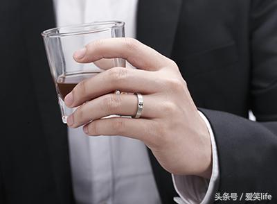 左手中指戒指女生的戴法和意义,中国古代戒指的戴法和意义