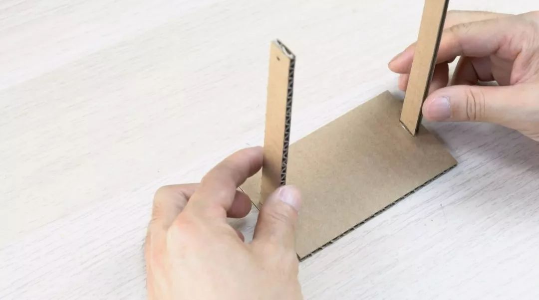 怎么用纸板制作电脑小子玩具,用纸板做的棍子玩具