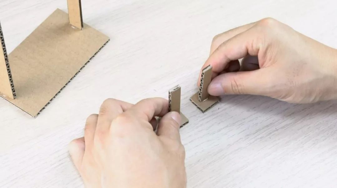 怎么用纸板制作电脑小子玩具,用纸板做的棍子玩具