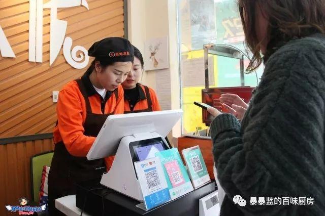 这家店用六星级面粉做凉皮配东北鸡架爆好吃,一般人还不让加盟…