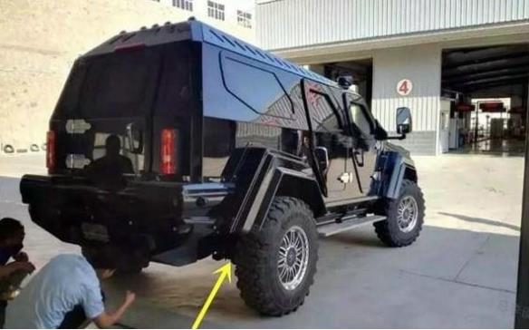 开1500万的骑士十五世去洗车，洗车老板连摇头：装甲车没法洗！