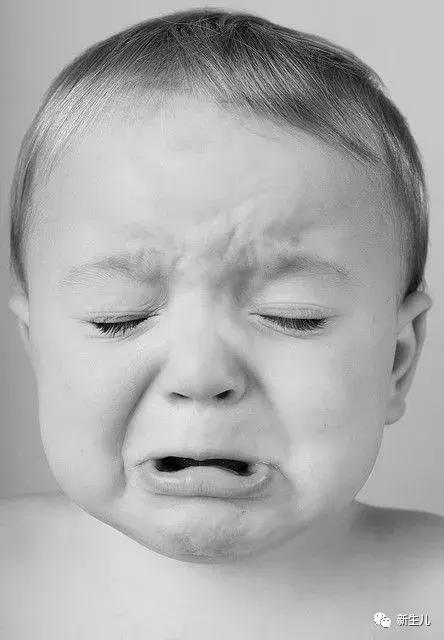 新生儿：宝宝从床上掉下去了怎么办？怎样避免婴儿坠床？