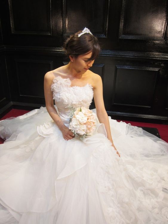 平胸女孩挑婚纱谨记3重点首选吊带款式，修饰比例丰满上围