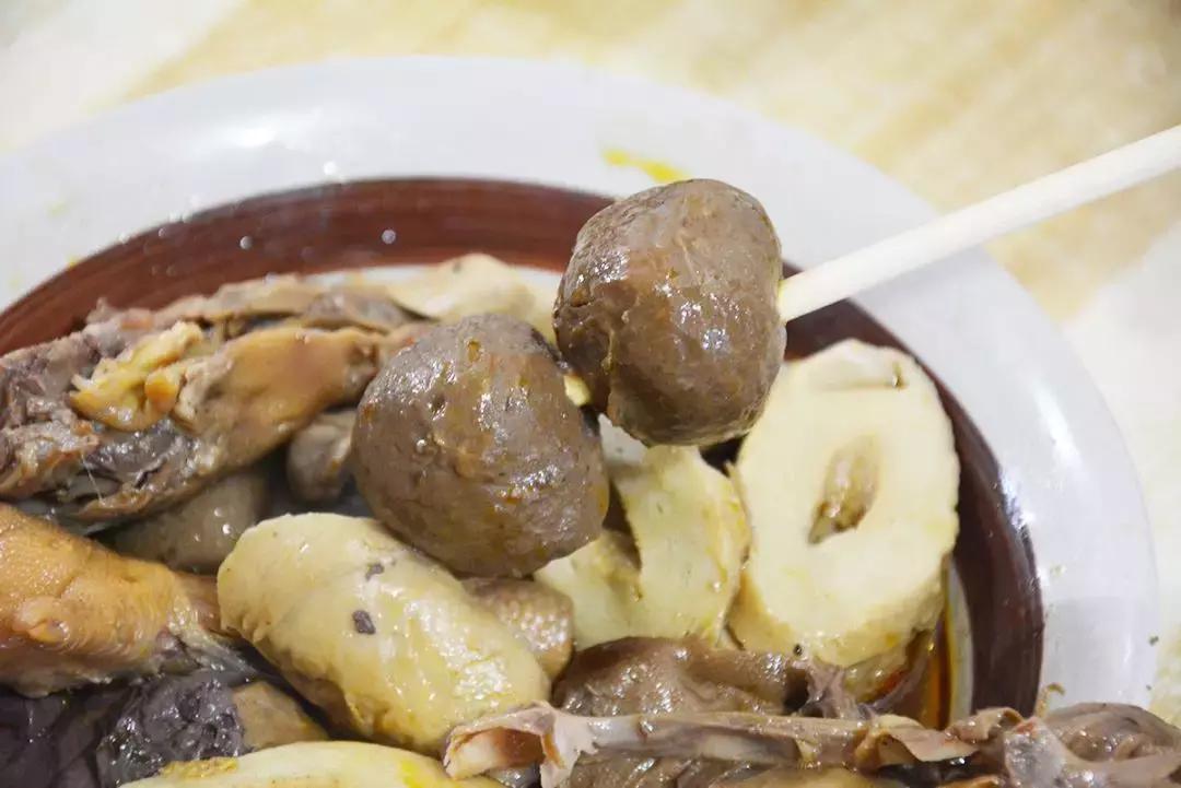 一天卖100斤面！阜阳这家刀削面，一到晚上门口就火到堵路