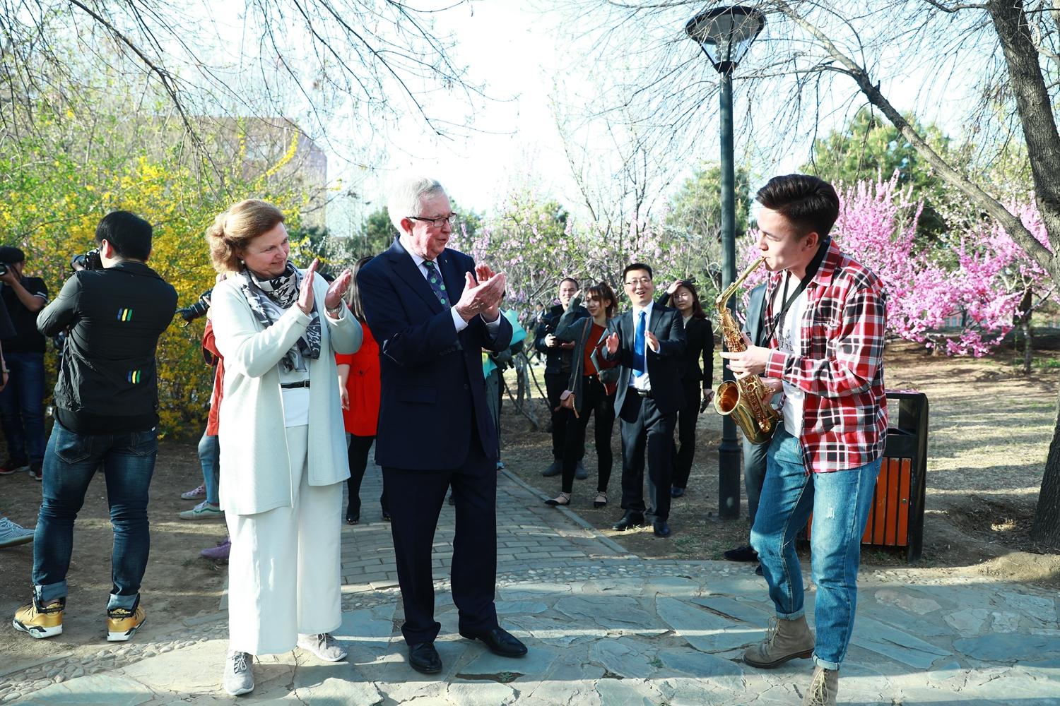 加拿大前总理和夫人到访燕京理工学院世界级政治家带学生看世界
