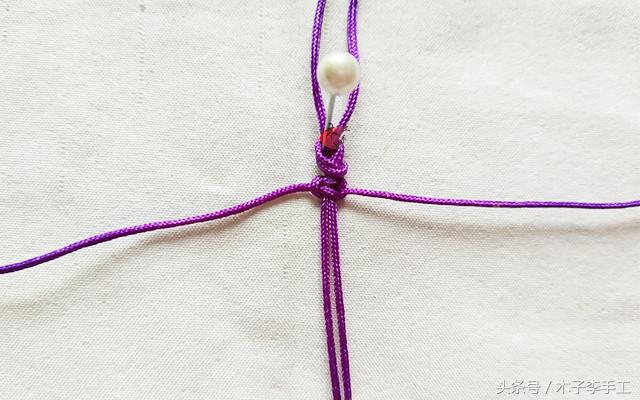 红绳手链比较简单的,用红绳亲自做可以拉伸的手链