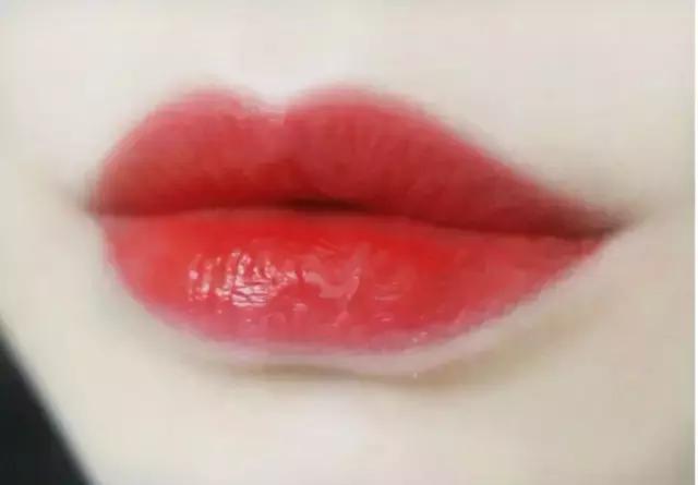 平价口红和国货之光的区别,平价口红光泽感