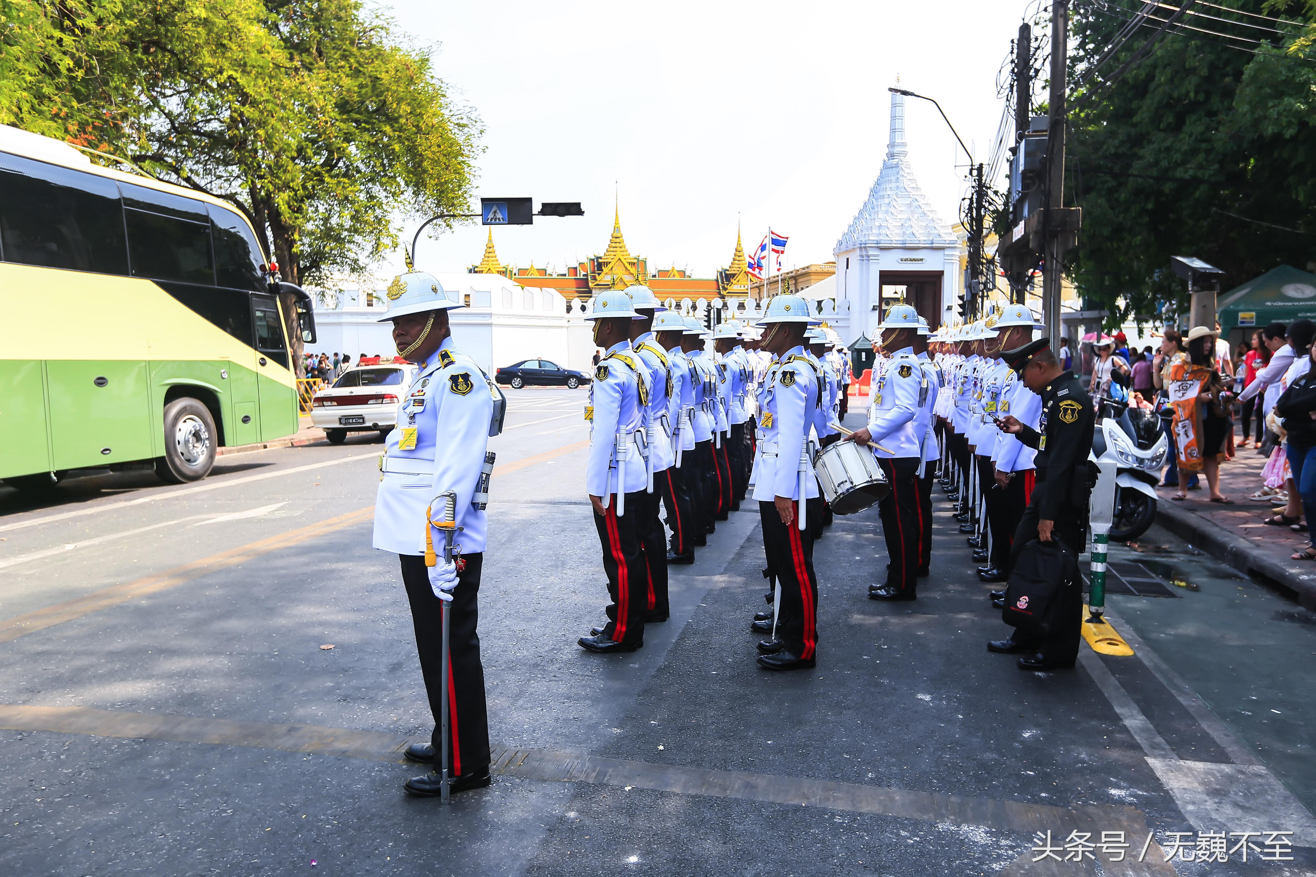 踏春曼谷，泼水大战前竟然先把泰国皇家卫队“检阅”一遍