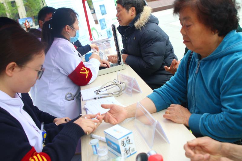 名城大爱，合力超市携手康华医院开展免费体检和义诊