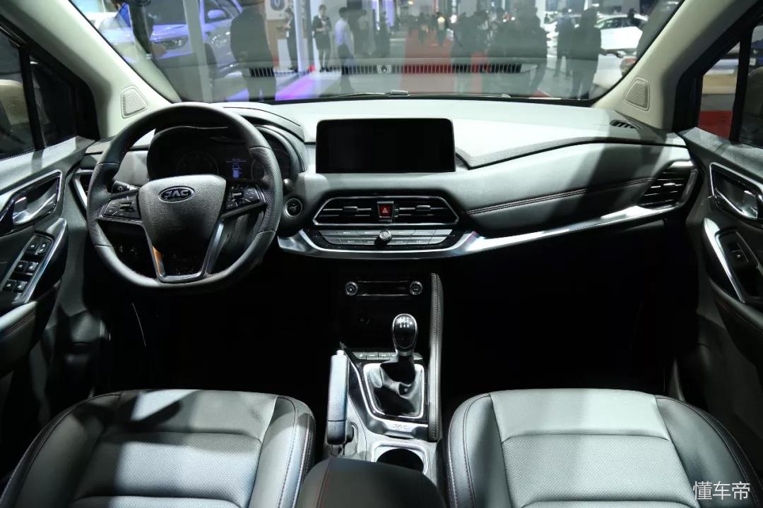 宝马同款内饰，比宝骏730轴距还长，瑞风R3仅售6.48万起！