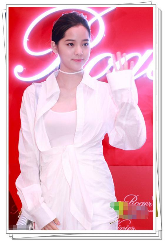 欧阳娜娜上面开好大，下面遮不住，网友：她真的只有18岁吗？