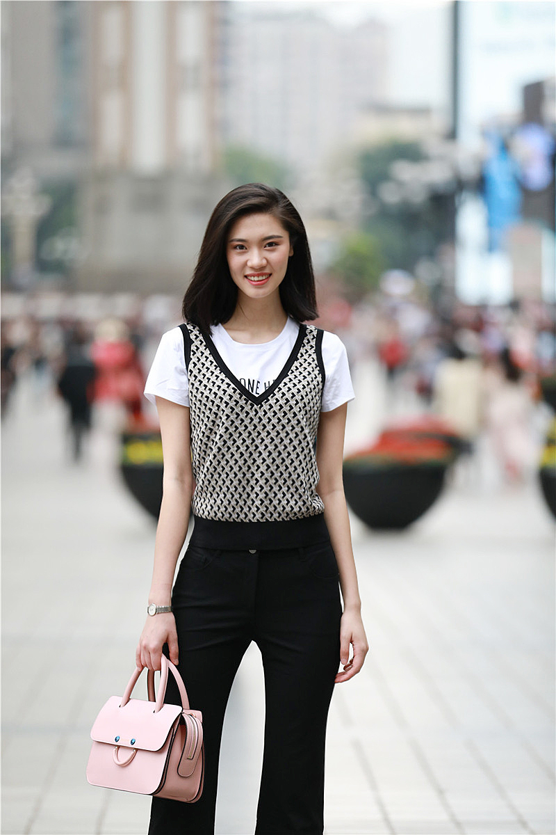 重庆解放碑美女街拍,解放碑步行街拍照姿势女生