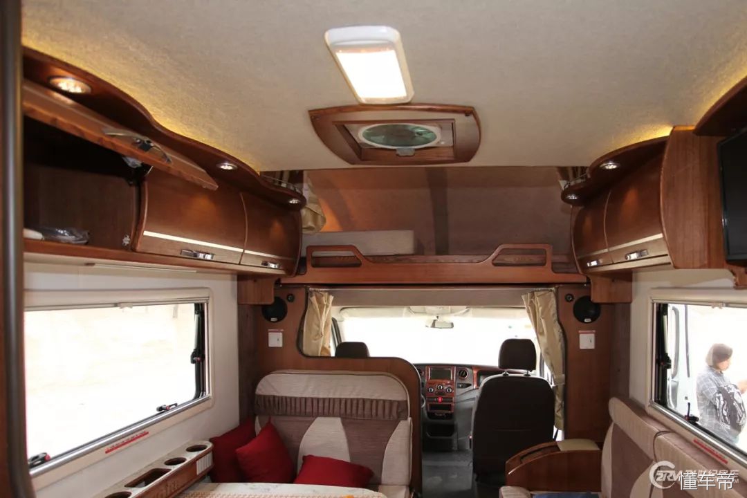进口100万大额头c型豪华房车,豪华的六座六卧c级房车