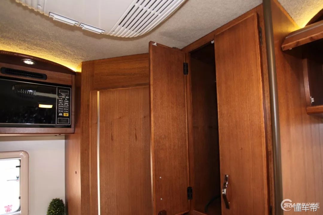 进口100万大额头c型豪华房车,豪华的六座六卧c级房车