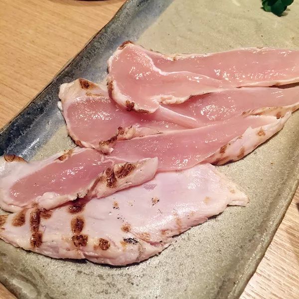 震惊！这群人竟然生吃鸡肉！