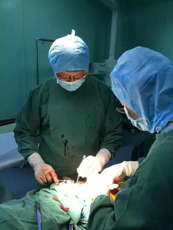 71岁大爷去医院做手术,94岁高龄医生做手术