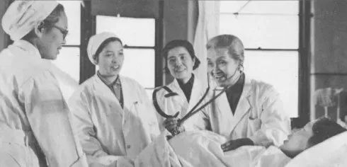 面对产科医生不许结婚生子的无理规定，她说：那我就一辈子不嫁！