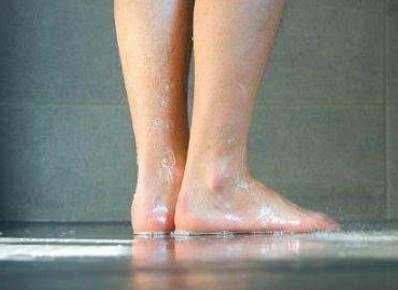 一边洗澡一边尿尿，医生：女性要多做