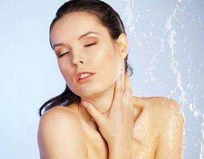 一边洗澡一边尿尿，医生：女性要多做