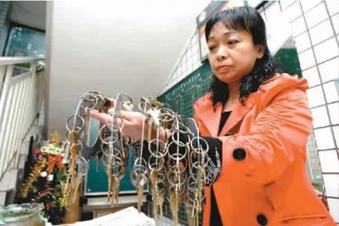 巴黎世家的拖鞋,巴黎世家绿色poolslide拖鞋