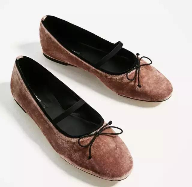 零高度的时髦早春平底鞋,想要穿得时髦又不刻意