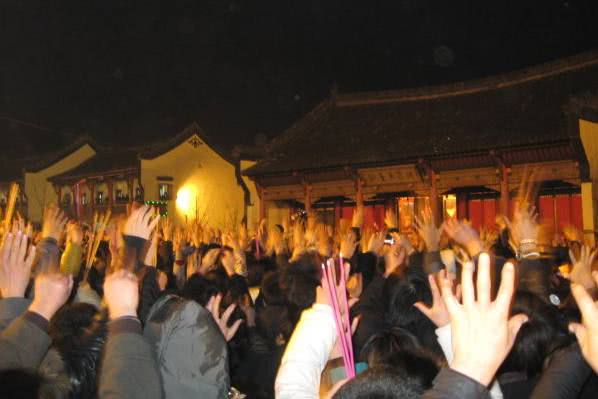 原来寺庙拜神不用香火,女子这样直接把财神接回家,网友:太会玩