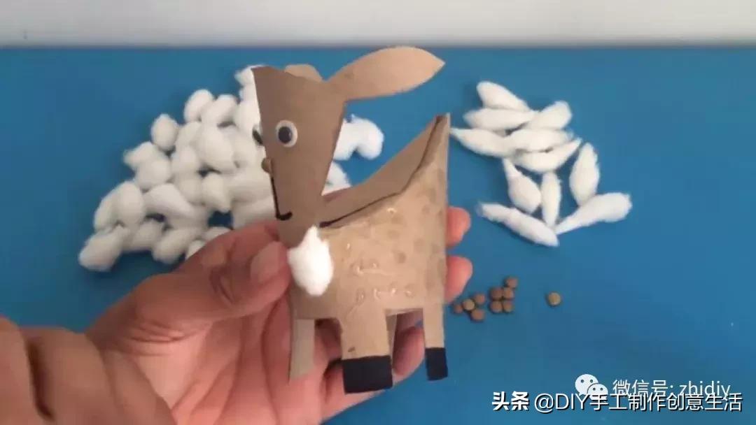 用白纸做个可爱的咩咩羊,用纸折一个可爱的小山羊