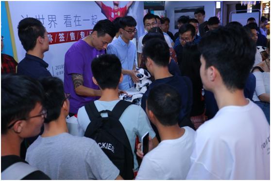 跟郜林一起打开电视去现场海信世界杯定制电视广州热销