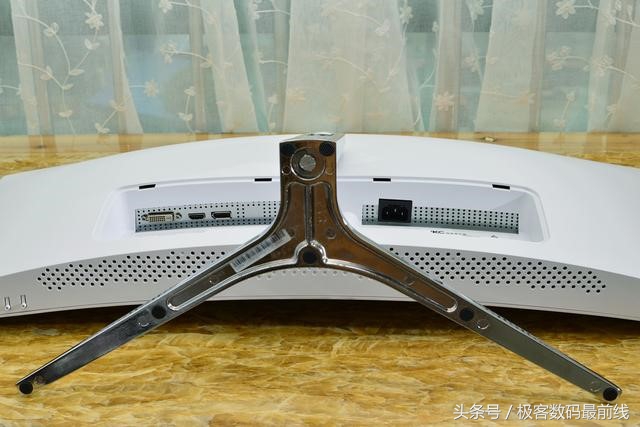 享受辽阔视野，HKCC340曲面屏体验