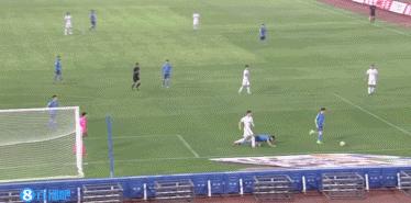 足球守门被爆头,足球守门员被爆头