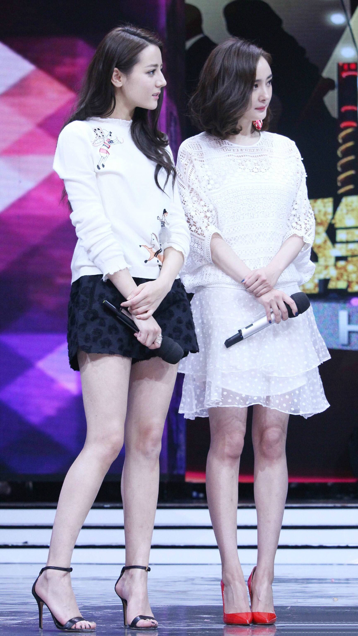 *疆新**美女迪丽热巴，修长美腿搭配一字高跟凉鞋，简直美翻了