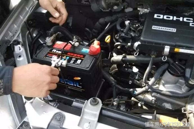 给汽车电瓶断电是断负极还是正极,汽车给电瓶断电怎么锁车