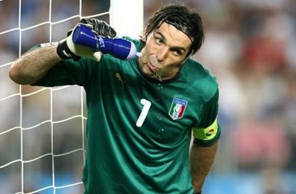 为什么守门员很少喝水,守门员为什么老是喝水