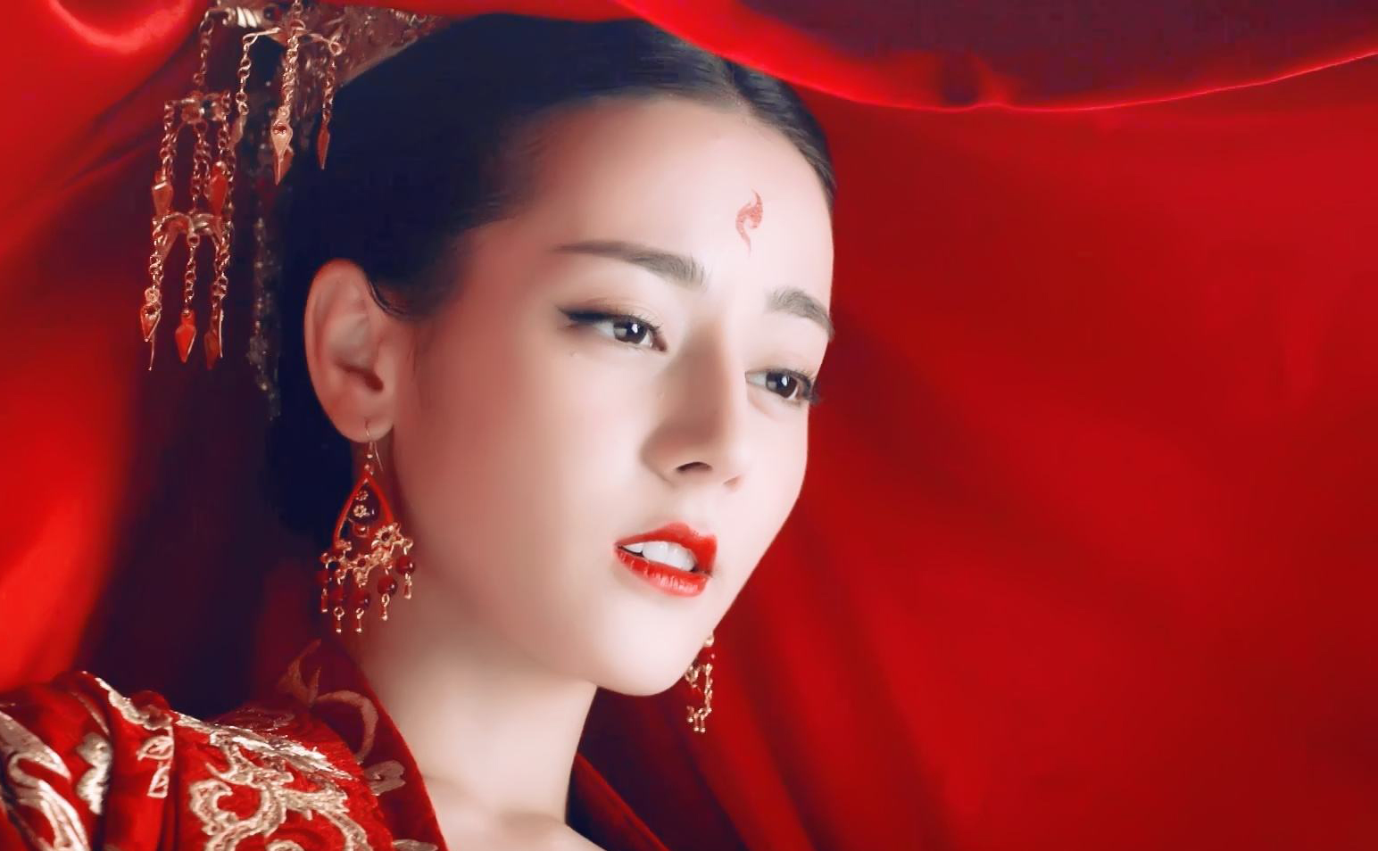 眼袋黑眼圈脂肪粒的消除方法,眼袋黑眼圈最有效的去除方法17岁