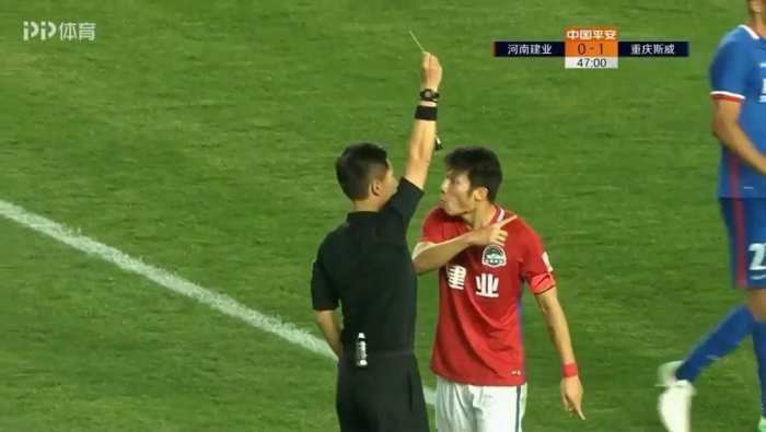 犯规还有理了！30岁悍将背后铲人送点，竟还理直气壮的指着裁判骂