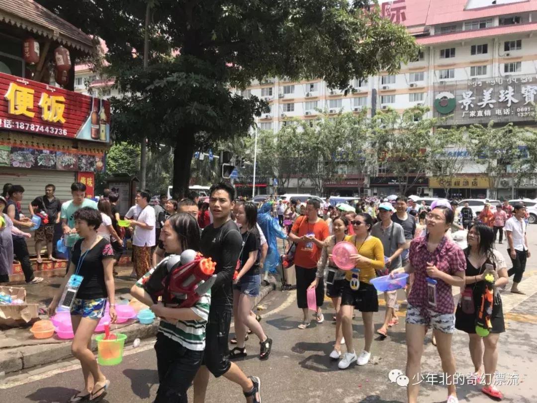 西双版纳最新傣族泼水节,体验云南西双版纳泼水节