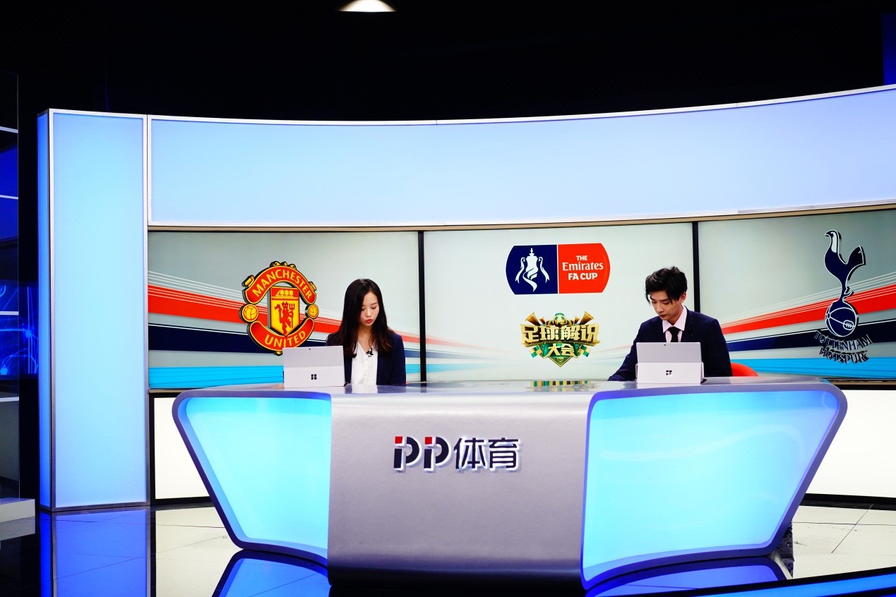 观众围观足球,众人看足球比赛直播