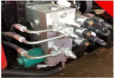 2021款雷沃谷神rg60跨区版作业视频,雷沃谷神rg60小麦收割机操作