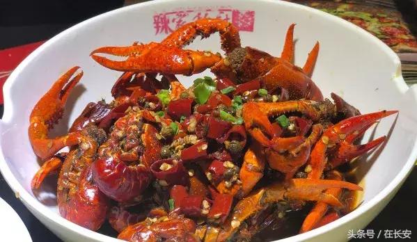 吃小龙虾一口一个好吃的,西安一生必吃的小龙虾