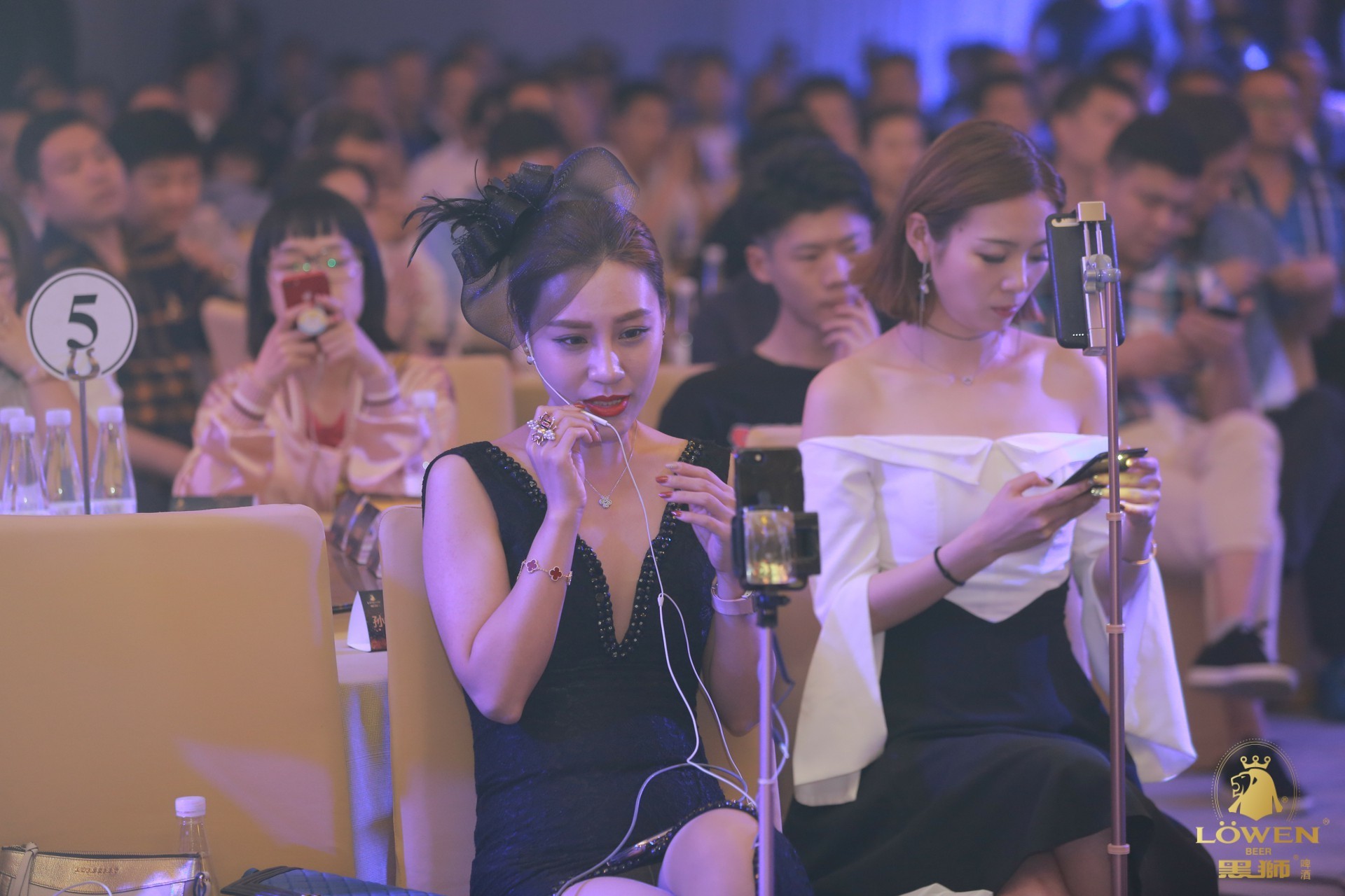 雪花黑狮原浆啤酒,网红直播饮白酒