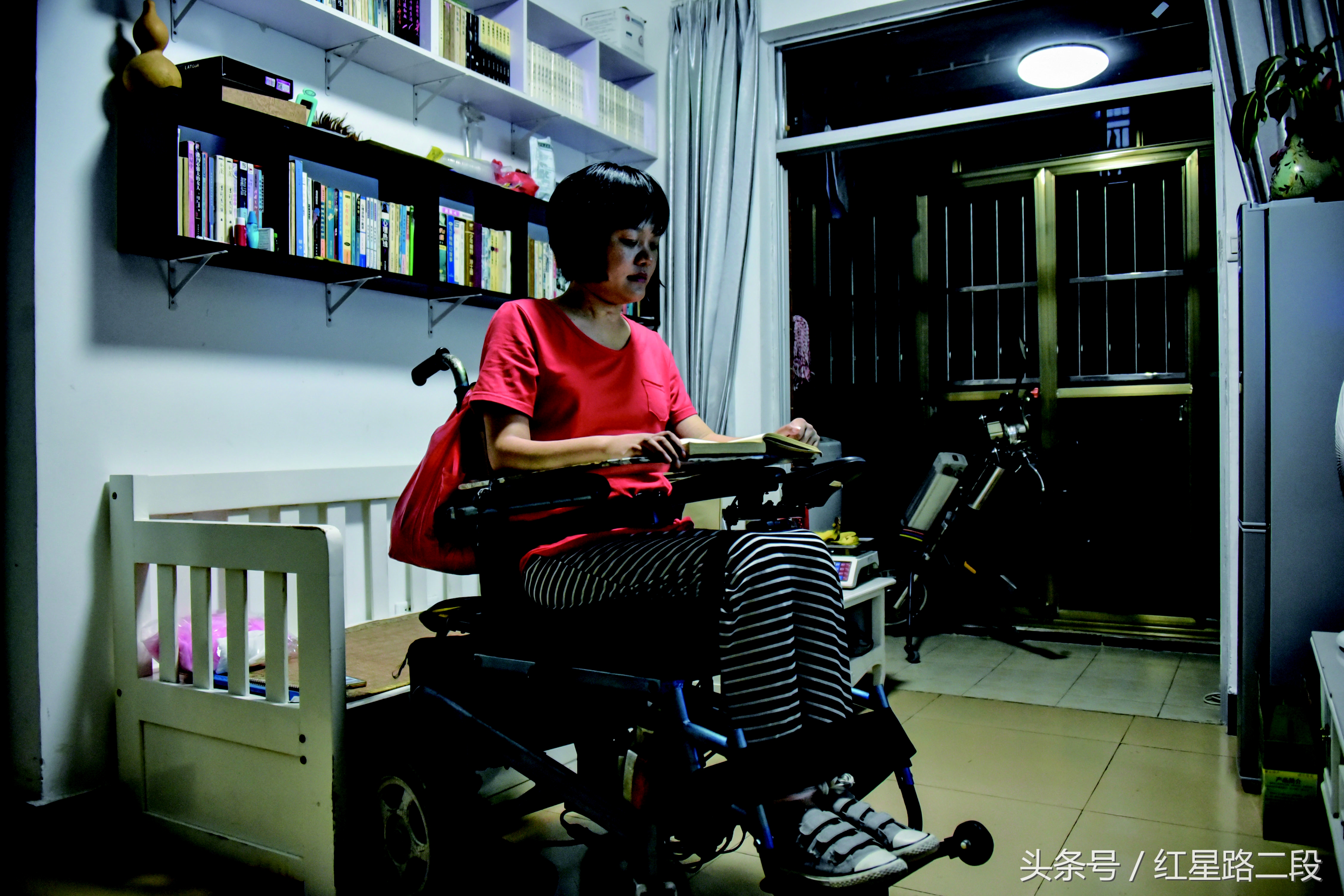 轮椅上的“知心姐姐”通过电波拨开听众心中迷雾