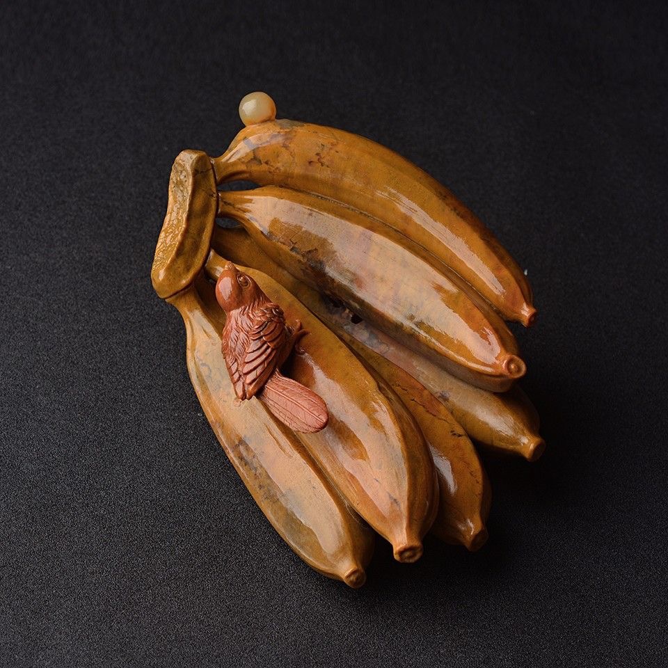 多姿多彩的阿拉善玛瑙,阿拉善玛瑙俏色巧雕艺术品