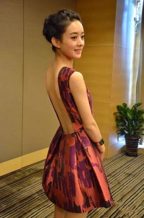 适度的露肤反而会有显瘦的效果,恰到好处的展现身材