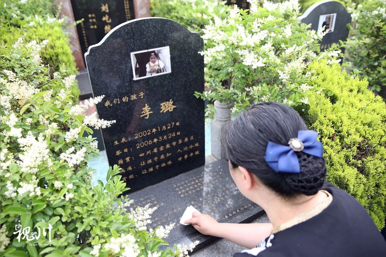 气球葬礼母亲,气球墓园